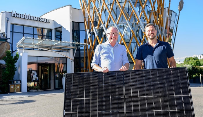 Auch beim „Haubiversum“ in Petzenkirchen entstehen Solarparkplätze: Pernkopf (li.) mit ...