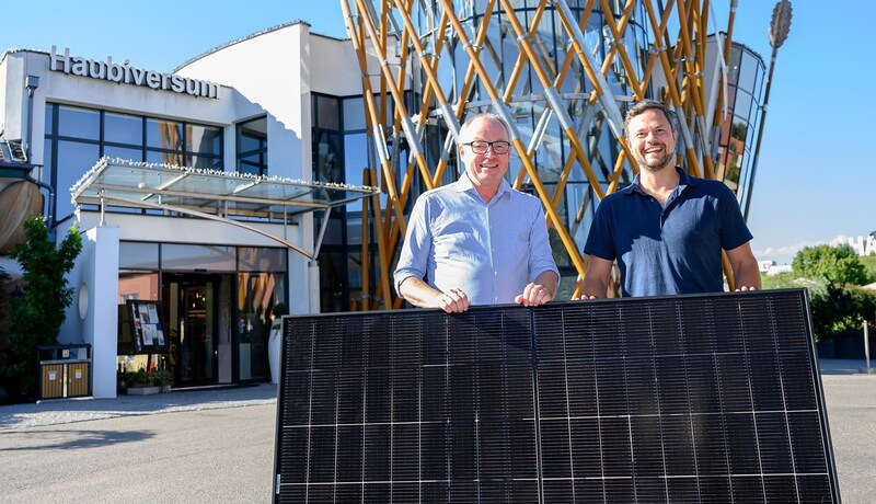 Auch beim „Haubiversum“ in Petzenkirchen entstehen Solarparkplätze: Pernkopf (li.)  mit Firmenchef Haubenberger. (Bild: NLK Burchhart)