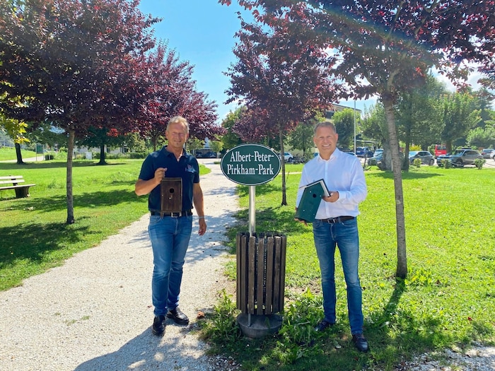 Mayor Bürger and local councillor Steindl have birdhouses installed in Albert Peter Pirkham ...