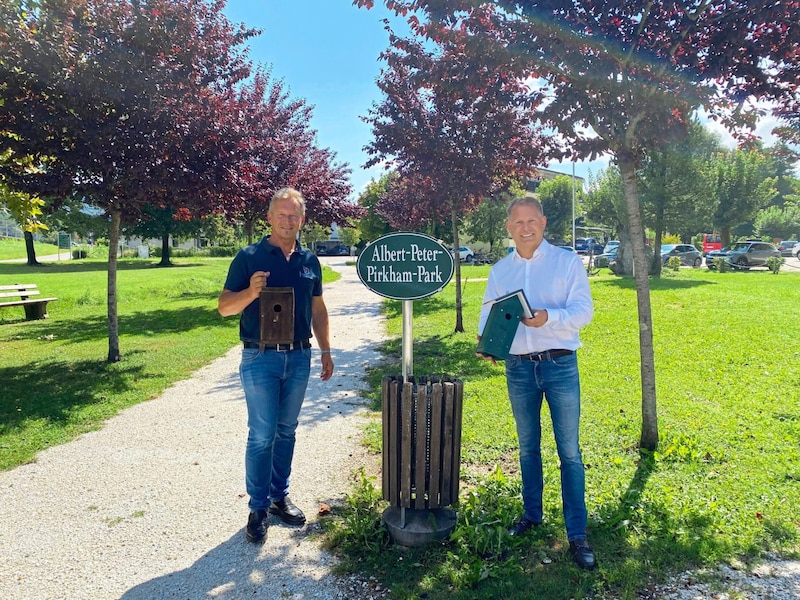 Bürgermeister Bürger und Gemeinderat Steindl lassen im Albert-Peter- Pirkham-Park Vogelhäuser montieren. (Bild: Manuela Karner)