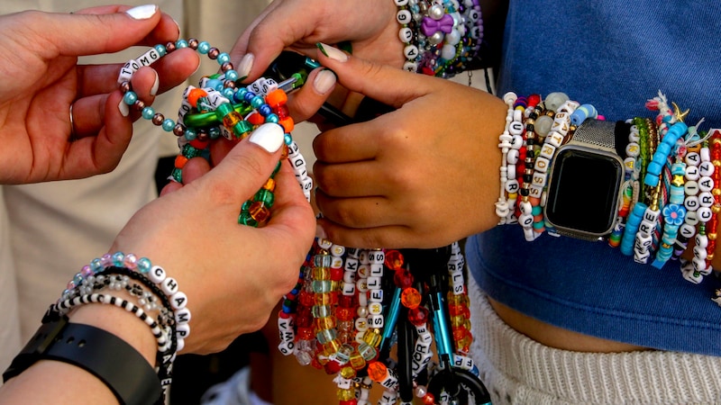 In Corneliusgasse in Vienna's Mariahilf district, homemade friendship bracelets were diligently exchanged on Thursday. (Bild: AP/The Associated Press)