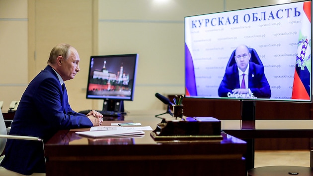 Russian President Vladimir Putin consults with the governor of the Kursk region. (Bild: APA/AFP/POOL/Gavriil GRIGOROV)