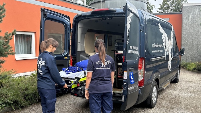 Mit diesem Transporter wollten die „Rollenden Engel“ und die todkranke Simone zum Konzert von ...