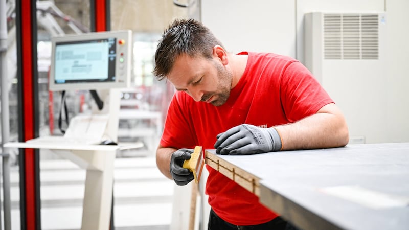 An vier Standorten in Linz und Gallneukirchen werden Teile hergestellt, ehe sie zu einer Küche zusammengeführt werden. (Bild: Wenzel Markus)