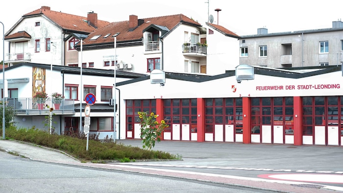 Beim Feuerwehrhaus der Freiwilligen Feuerwehr Leonding wurde der flüchtende Einbrecher gestellt ...