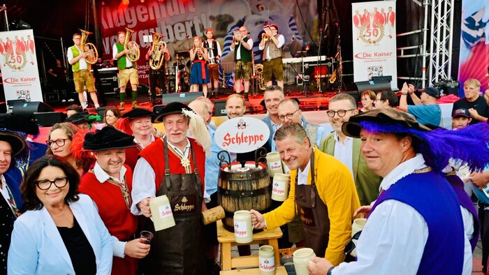 The traditional beer tapping took place at Neuer Platz.
