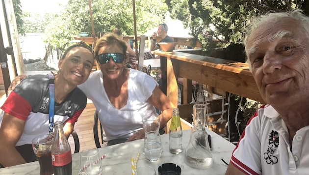 Cheers! Lara with mom Eva and dad Ernst directly after the gold medal run in Marseille. (Bild: zvg)