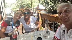 Prost! Lara mit Mama Eva und Papa Ernst direkt nach der Goldfahrt in Marseille. (Bild: zvg)