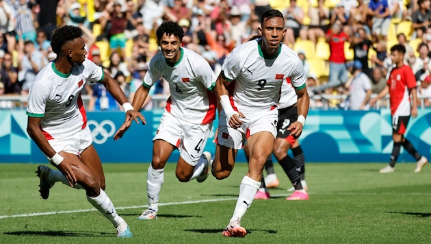 Morocco celebrates Olympic bronze. (Bild: AP ( via APA) Austria Presse Agentur/ASSOCIATED PRESS)