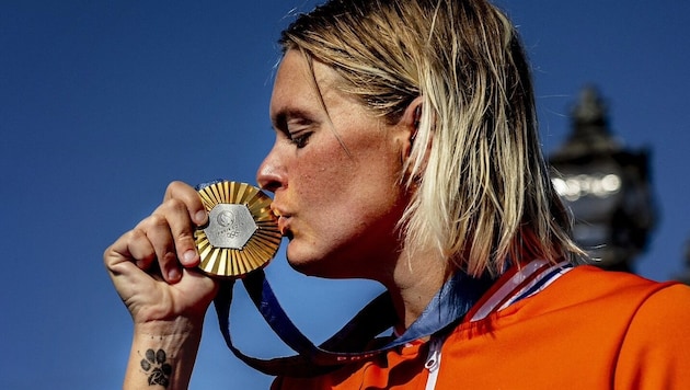 Sharon van Rouwendaal mit ihrer Goldenen. (Bild: EPA)