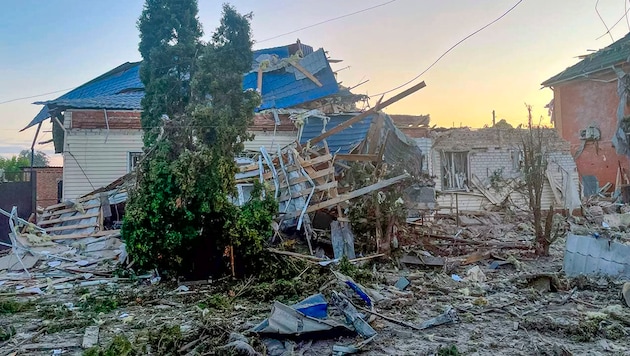 Ein beschädigtes Haus nach Beschuss durch die Ukraine in der Region Kursk (Bild: AP)