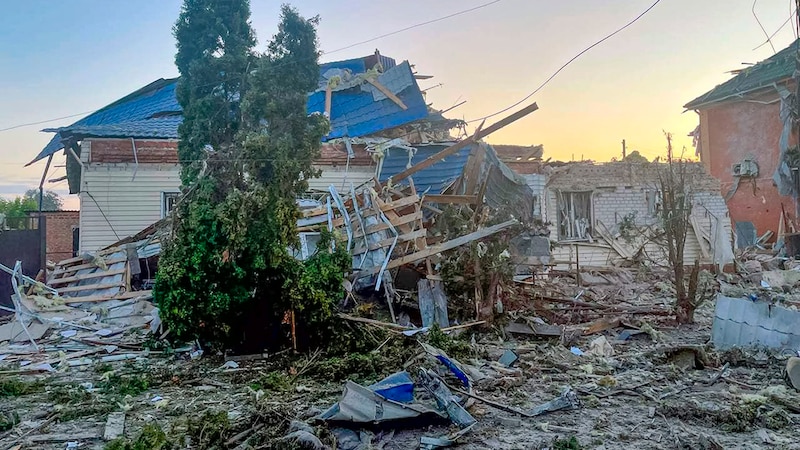 A damaged house after shelling by Ukraine in the Kursk region (Bild: AP)