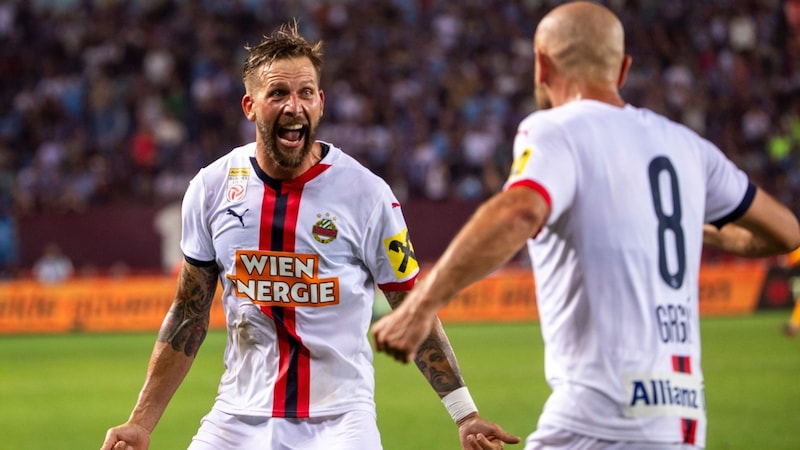 Guido Burgstaller (l.) celebrates with Lukas Grgic. (Bild: GEPA/GEPA pictures)