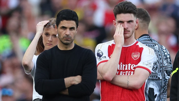 Mikel Arteta (left) had Declan Rice (right) and his team-mates "stolen". (Bild: AFP/APA/Adrian DENNIS)