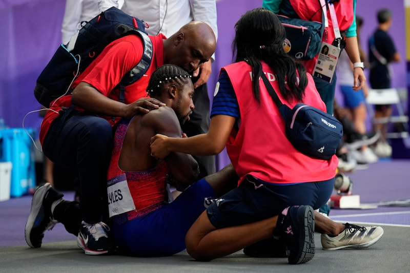 The 27-year-old sat on the edge of the track for minutes, gasping for breath. (Bild: AP ( via APA) Austria Presse Agentur/ASSOCIATED PRESS)