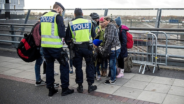 Archivbild aus dem Jahr 2015: Polizisten kontrollieren in Malmö angekommene Migranten. (Bild: APA/AFP/SCANPIX DENMARK/ASGER LADEFOGED )