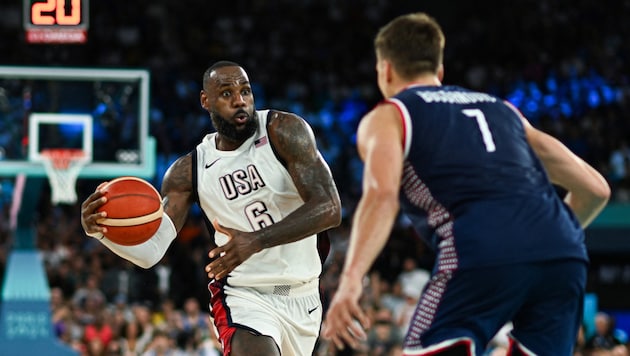 LeBron James (links) und seine US-Basketballer setzten sich gegen Serbien durch.  (Bild: AFP/APA/Paul ELLIS)