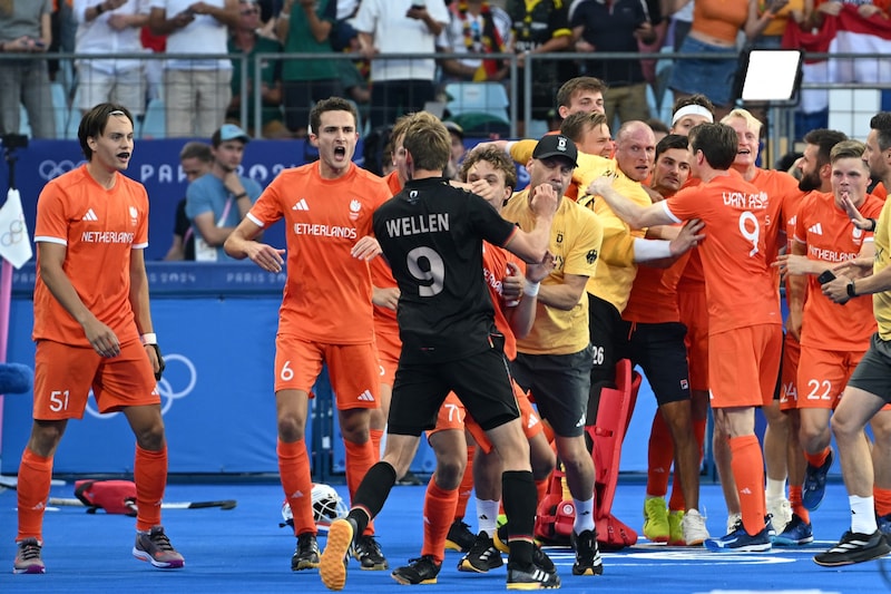 Wilde Szenen nach dem Triumph der Niederlande (Bild: AFP/ARUN SANKAR)