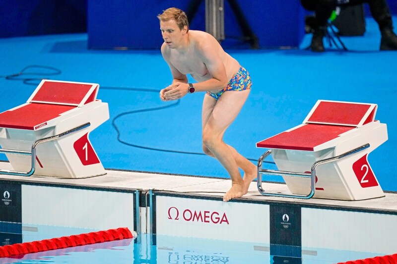 Ein Rettungsschwimmer tauchte eine Badehaube aus dem Becken. (Bild: AP ( via APA) Austria Presse Agentur/Josek)