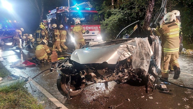 The impact was so powerful that the engine block including the radiator and a front wheel were severed from the car. (Bild: Krone KREATIV/FF Großgmain)