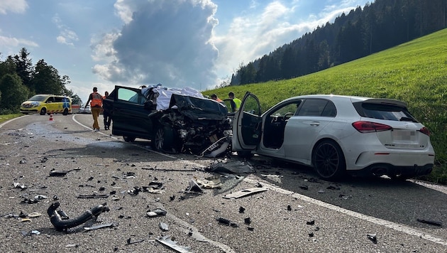 Die Rickenstraße  glich nach dem Unfall einem Trümmerfeld. (Bild: KaPo St. Gallen)