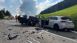 Die Rickenstraße  glich nach dem Unfall einem Trümmerfeld. (Bild: KaPo St. Gallen)