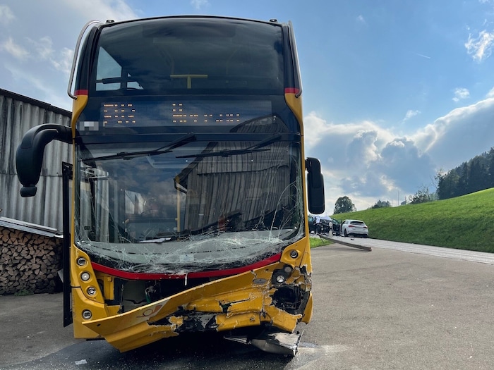 In dem Postbus gab es mehrere Leichtverletzte, der Fahrer musste ins Krankenhaus geflogen ...