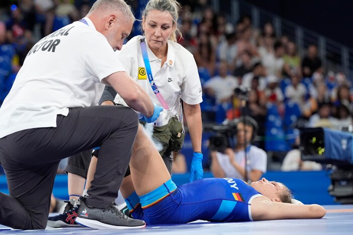 Annika Wendle musste auf der Matte behandelt werden.