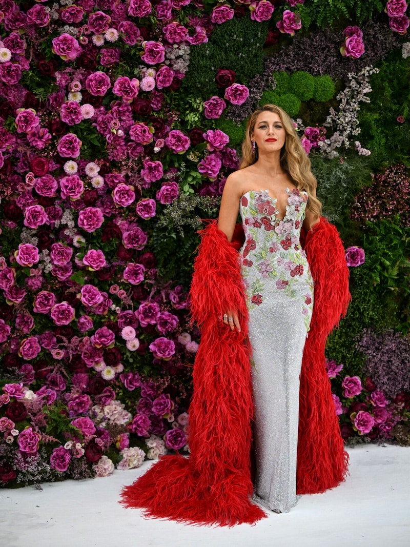 Blake Lively enchanted at the London premiere of "It Ends With Us" in a dream dress by Tamara Ralph. (Bild: APA/AFP/JUSTIN TALLIS)