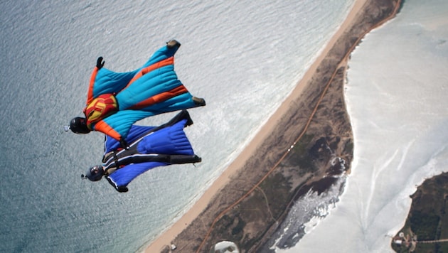 Lisa Buchner (oben) im Wingsuit. (Bild: Lisa Buchner)