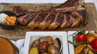 T-Bone-Steak, Bratkartoffel, Grillgemüse, Kräuterbauter und Pfefferrahmsoße – da bleibt man nicht hungrig zurück (Bild: Tschepp Markus)