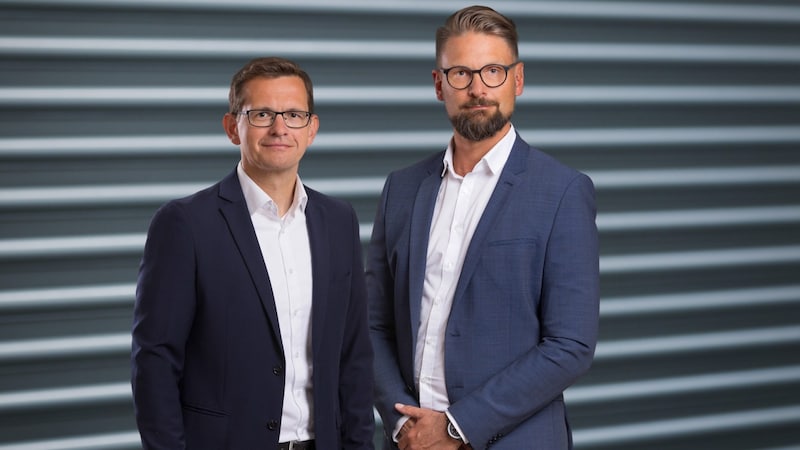 Klaus Schörghofer (l.) ist ab September Teil der Geschäftsführung der Egger Getränke Gruppe, in der bereits Reinhard Grießler (r.) tätig ist. (Bild: Marius Höfinger Fotografie)