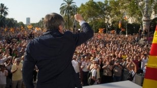 Separatist Puigdemont stachelte Tausende Katalanen auf. (Bild: AP/Emilio Morenatti)