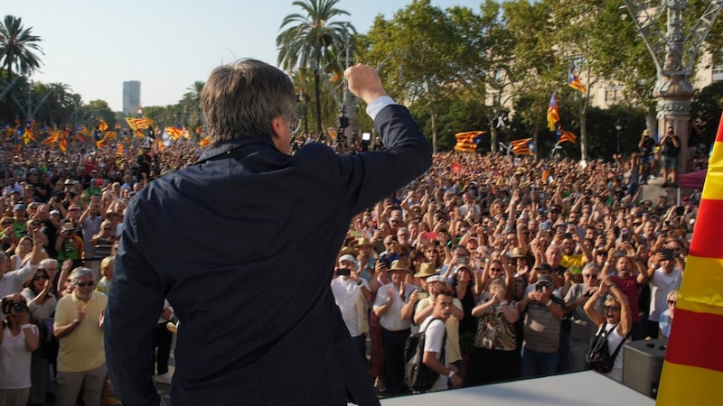 Separatist Puigdemont incited thousands of Catalans. (Bild: AP/Emilio Morenatti)