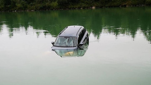 A car crashed into the Drau. (Bild: Polizei)