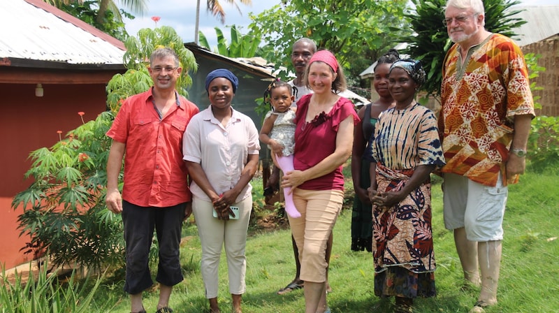 Gerhard Hochwallner (left) and Father Joe (right) as well as the guardian angels of Doris (2nd from left) and her baby Elly are now asking for further donations. (Bild: Gerhard Hochwallner)