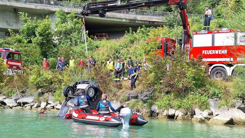 The vehicle was lifted out of the water using a crane. (Bild: FF Grafenstein)