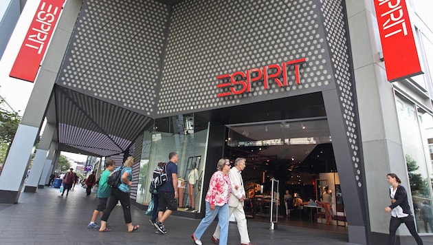 The Esprit fashion group is closing all 56 stores in Germany by the end of the year. Around 1300 employees will lose their jobs. (Bild: AFP)