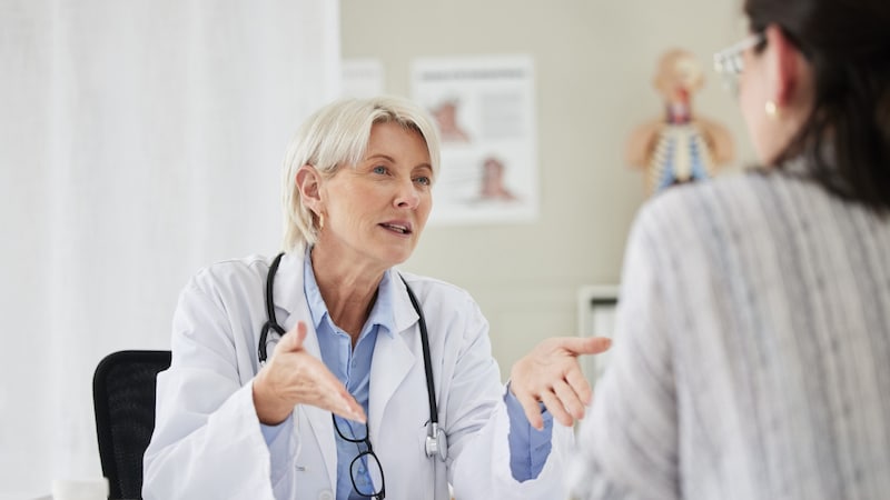 The doctor and patient discuss the treatment goals. (Bild: stock.adobe.com/Siphosethu F/peopleimages.com )