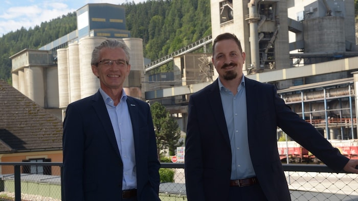 Lutz Weber, Geschäftsführer der Alpacem Zement Austria GmbH, und Florian Salzer, technischer ...