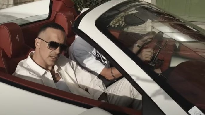 „Out of The Dark“ heißt die neue Scheibe von Rapper RAF Camora und ist ein Tribut an ...