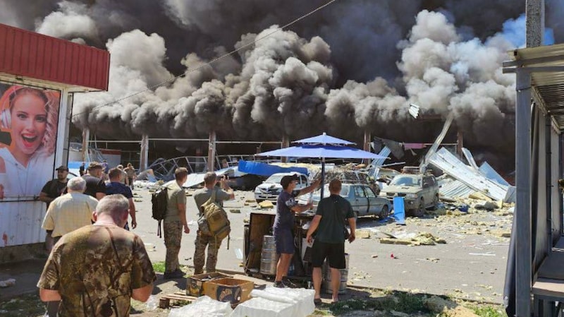 Erneut starben unschuldige Zivilisten, weil Russland einen Supermarkt in der Ukraine bombardieren ließ. (Bild: UKRAINIAN PRESIDENTIAL PRESS SERVICE)