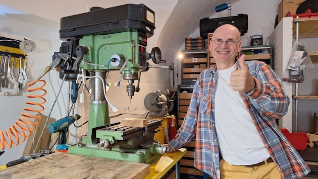 Walter Wiesmüller alias „Dr. Schnurlibär“ bietet seit fünf Jahren einen Reparaturservice in St. Pölten an. (Bild: Wiesmeyer)