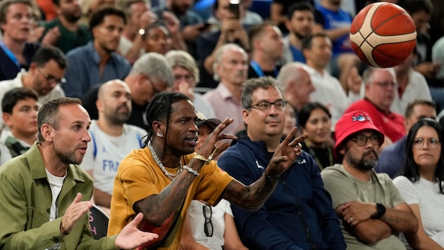 Nach dem Besuch eines Olympia-Basketballspiels klickten für Travis Scott am Freitag die Handschellen. Mittlerweile ist der Rapper wieder auf freiem Fuß. (Bild: APA/AP Photo/Mark J. Terrill)