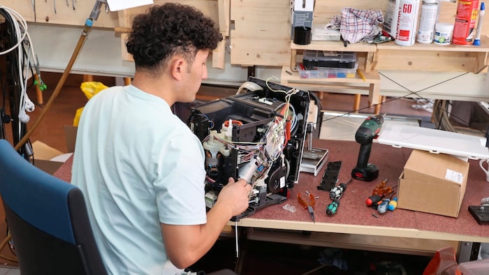 Auch Kaffeemaschinen werden im Reparatur- und Servicezentrum wieder zum Laufen gebracht.