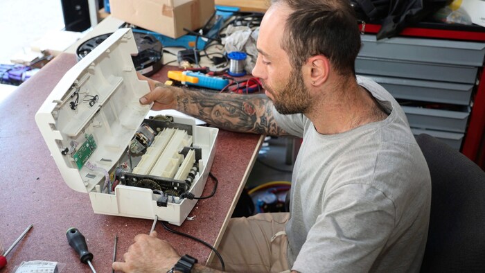 Reparatur eines Aktenvernichters
