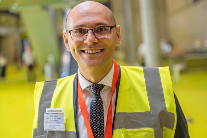 Josef Lewenbauer koordiniert die Taschenkontrollen am Kongress.