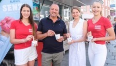 „OÖ-Krone“-Chefredakteurin Alexandra Halouska (2.v.re.) und Carmelo Surace verkosteten die vier verschiedenen Eissorten. (Bild: Einöder Horst/Horst Einöder/Flashpictures)