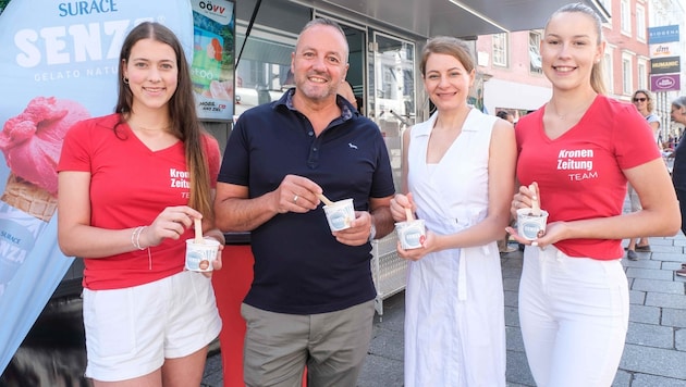 „OÖ-Krone“-Chefredakteurin Alexandra Halouska (2.v.re.) und Carmelo Surace verkosteten die vier verschiedenen Eissorten. (Bild: Einöder Horst/Horst Einöder/Flashpictures)