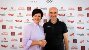 Karin Seiler, Chefin der Tirol Werbung, und Eugen Burtscher, der Präsident des Kletterverbands, in Paris. (Bild: Lebensraum Tirol Gruppe / Hetfleisch)